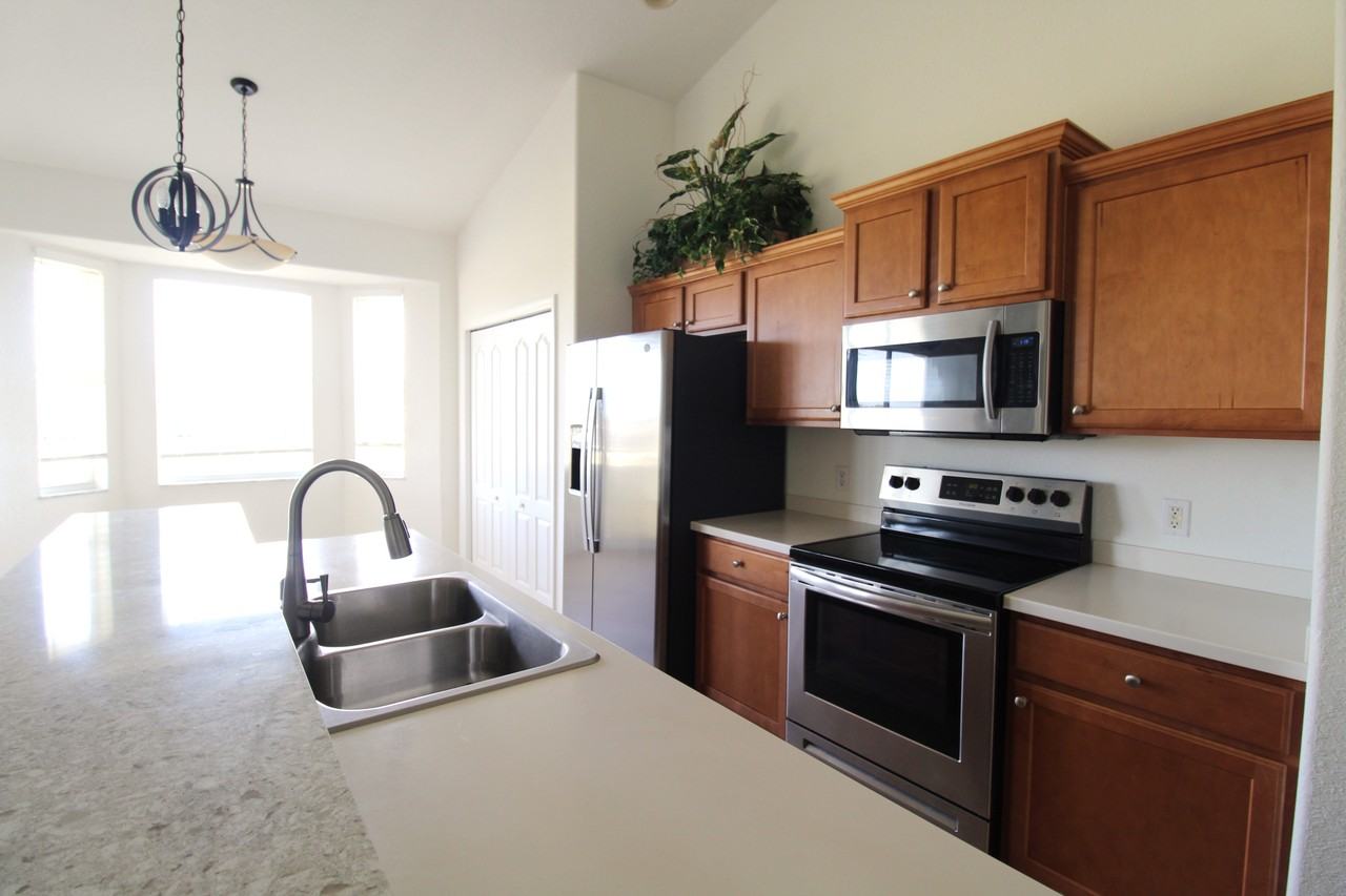 915 Fairwaycove Ln #202 - Photo 3 of 25