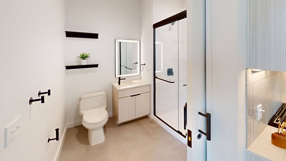 Furnished Rooms at Common Capitol - Photo 7 of 38