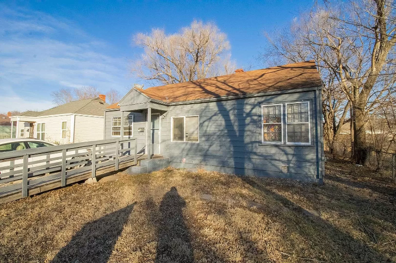 1036 N Ash Ave - Photo 2 of 2