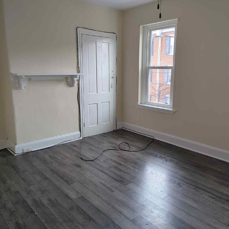 516 E 11th St #2 - Photo 2 of 5