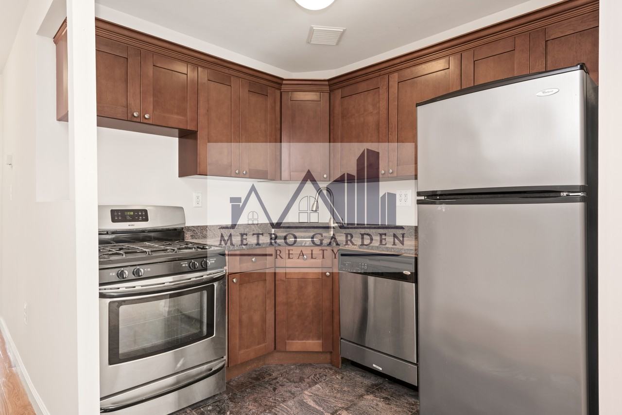 7149 160th Street #5A - Photo 3 of 15