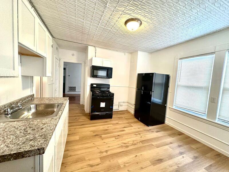 19 Ellen Ave #3L - Photo 2 of 10