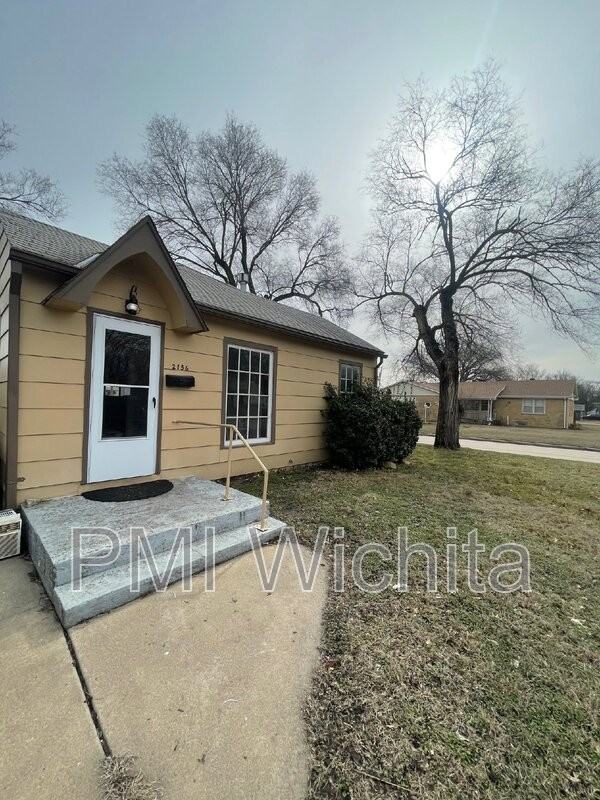 2156 S Santa Fe St, Wichita, KS 67211 1 Bedroom Condo for 900/month