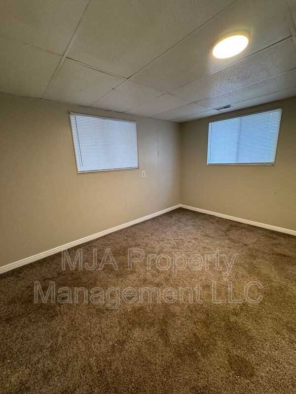 1154 Southwest #B - Photo 4 of 8
