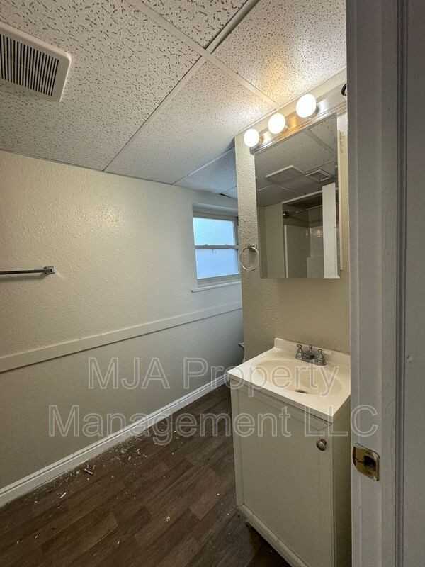1154 Southwest #B - Photo 7 of 8