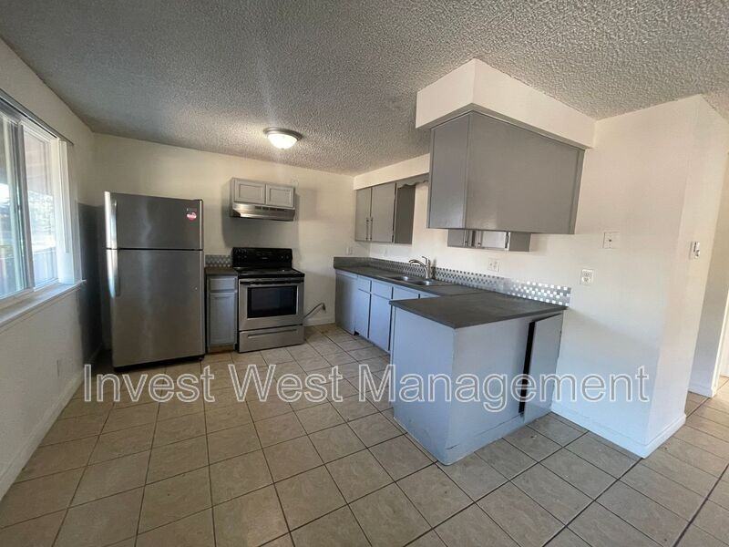 944 33rd Ave - Photo 3 of 11
