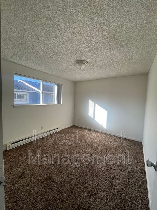 944 33rd Ave - Photo 6 of 11