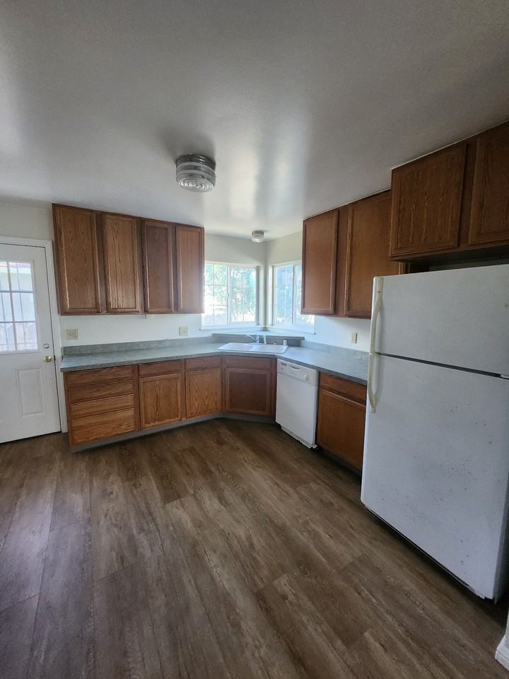 528 Steele Lane - Photo 3 of 9