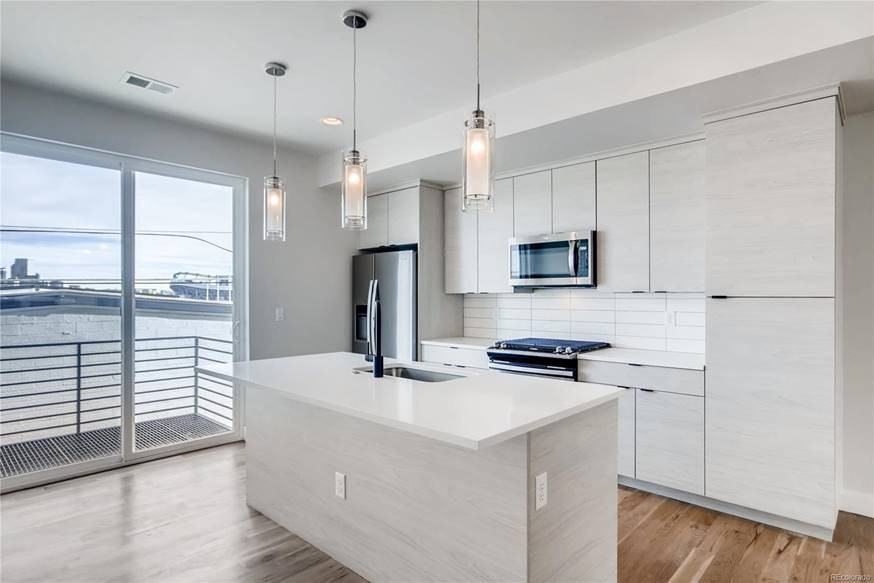 1906 Grove St #1 - Photo 4 of 10