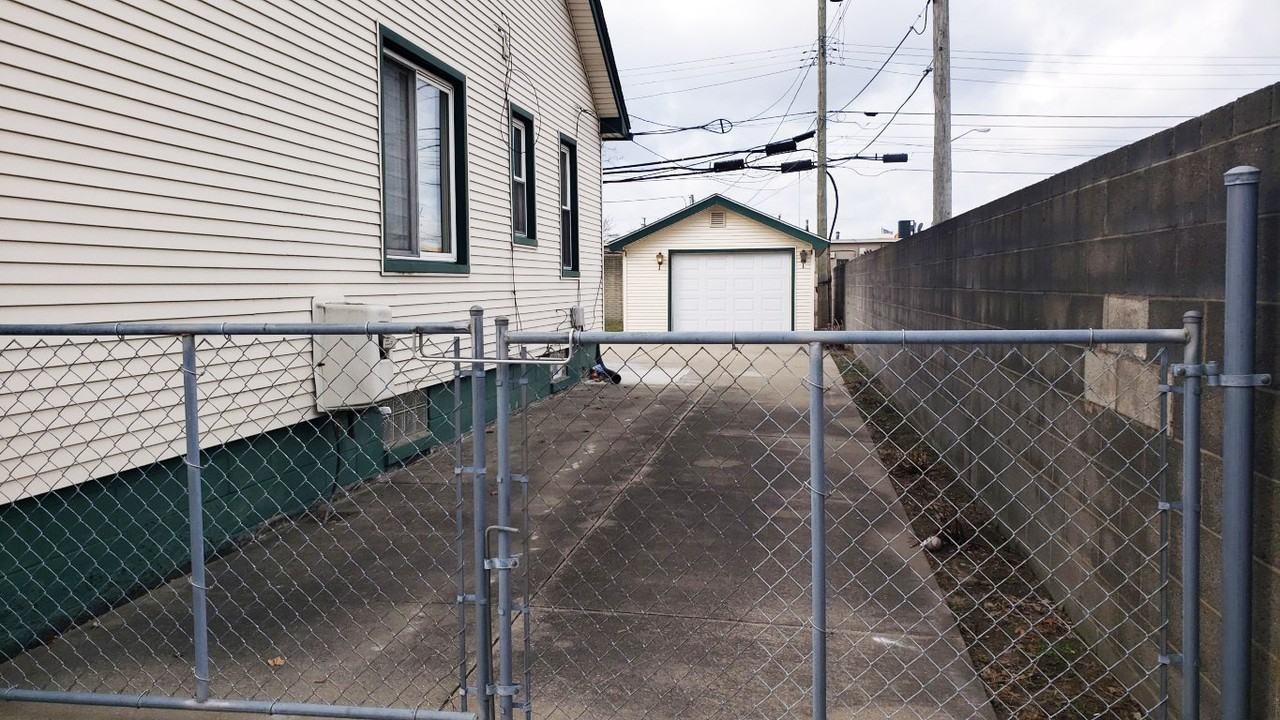 28833 Groveland St #1 - Photo 3 of 34