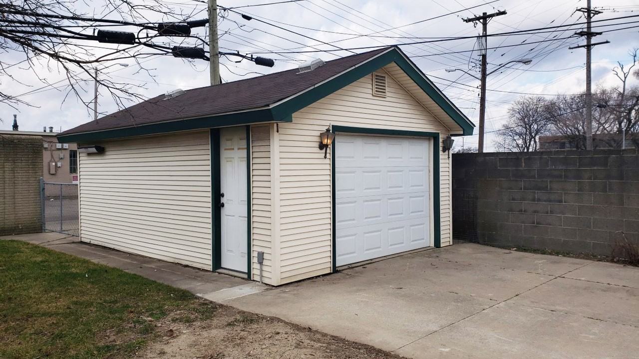 28833 Groveland St #1 - Photo 5 of 34