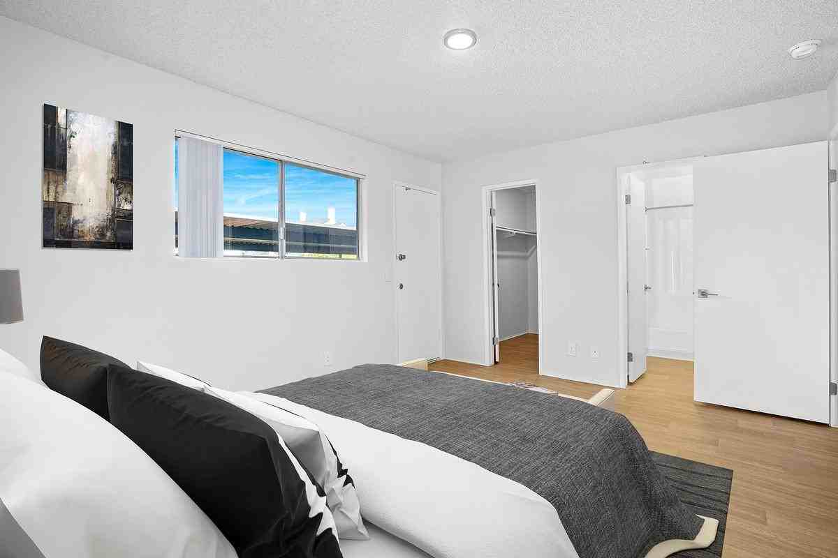 466 W Washington Ave - Photo 4 of 11