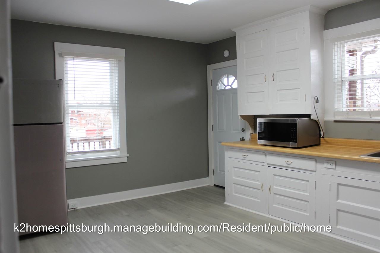 1018 Pennsylvania Ave #1 - Photo 5 of 12