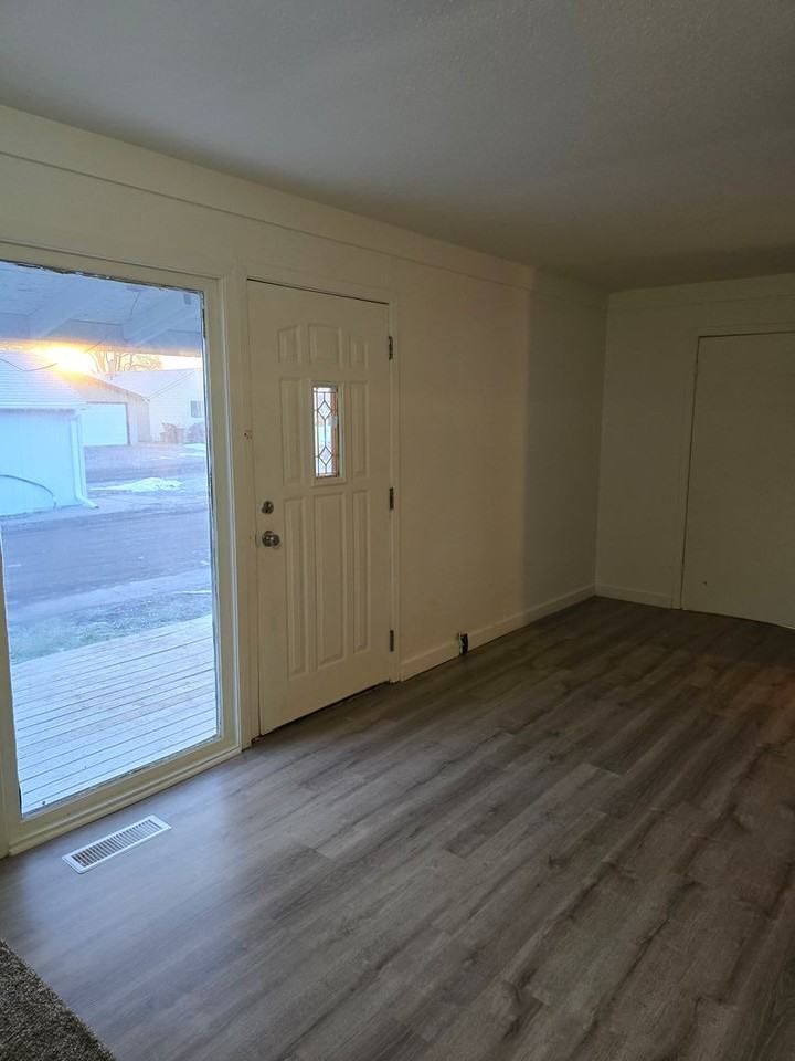 RENT SUX - 110 ALDERSON STREET - Photo 6 of 8