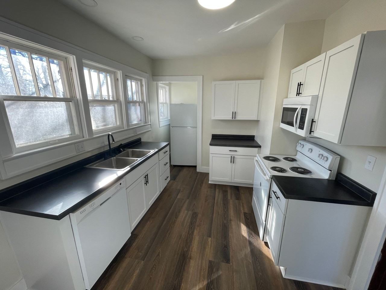 402 E 1st Street - Photo 6 of 16