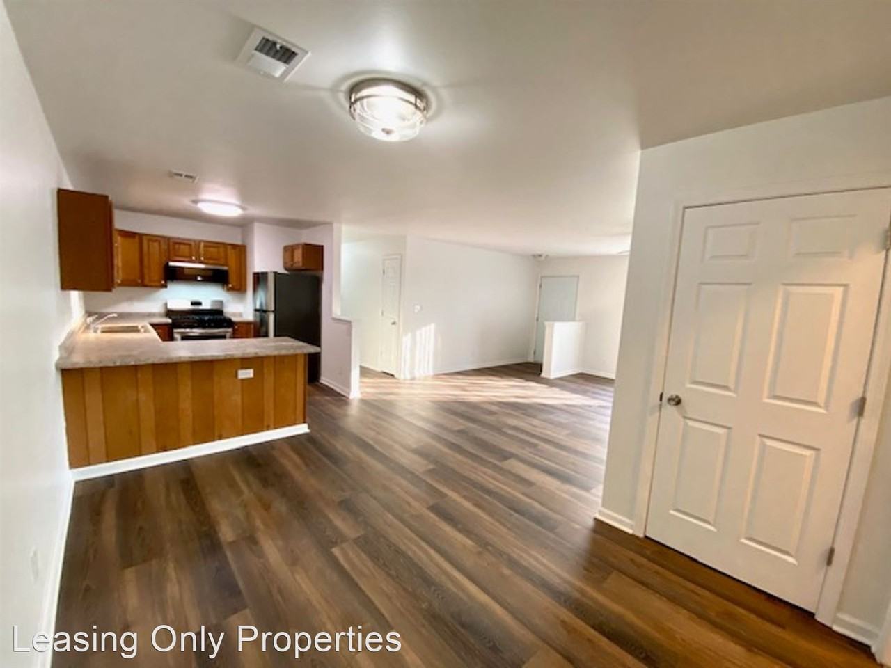 Large 2 bedroom 2 bathroom Condo Style Apartment Home - Photo 3 of 14