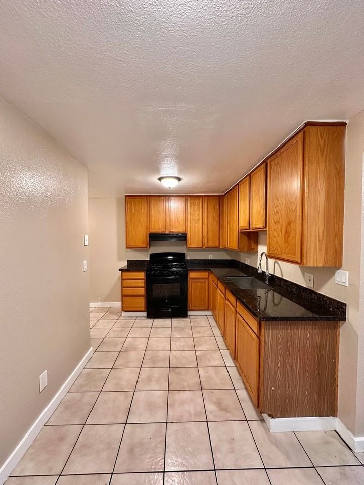 07828 - Photo 3 of 20