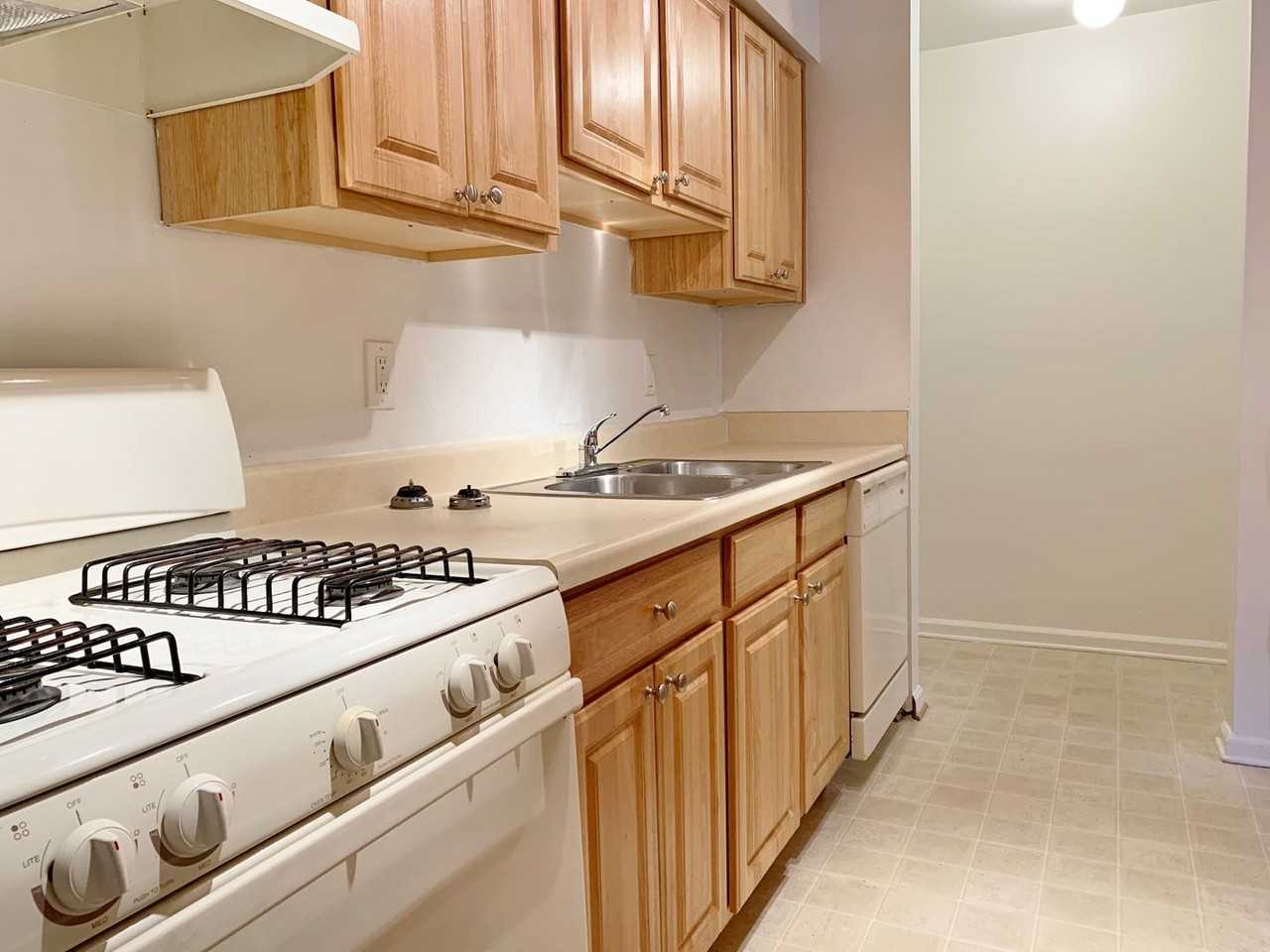 101 Little Bay Avenue - Photo 3 of 50