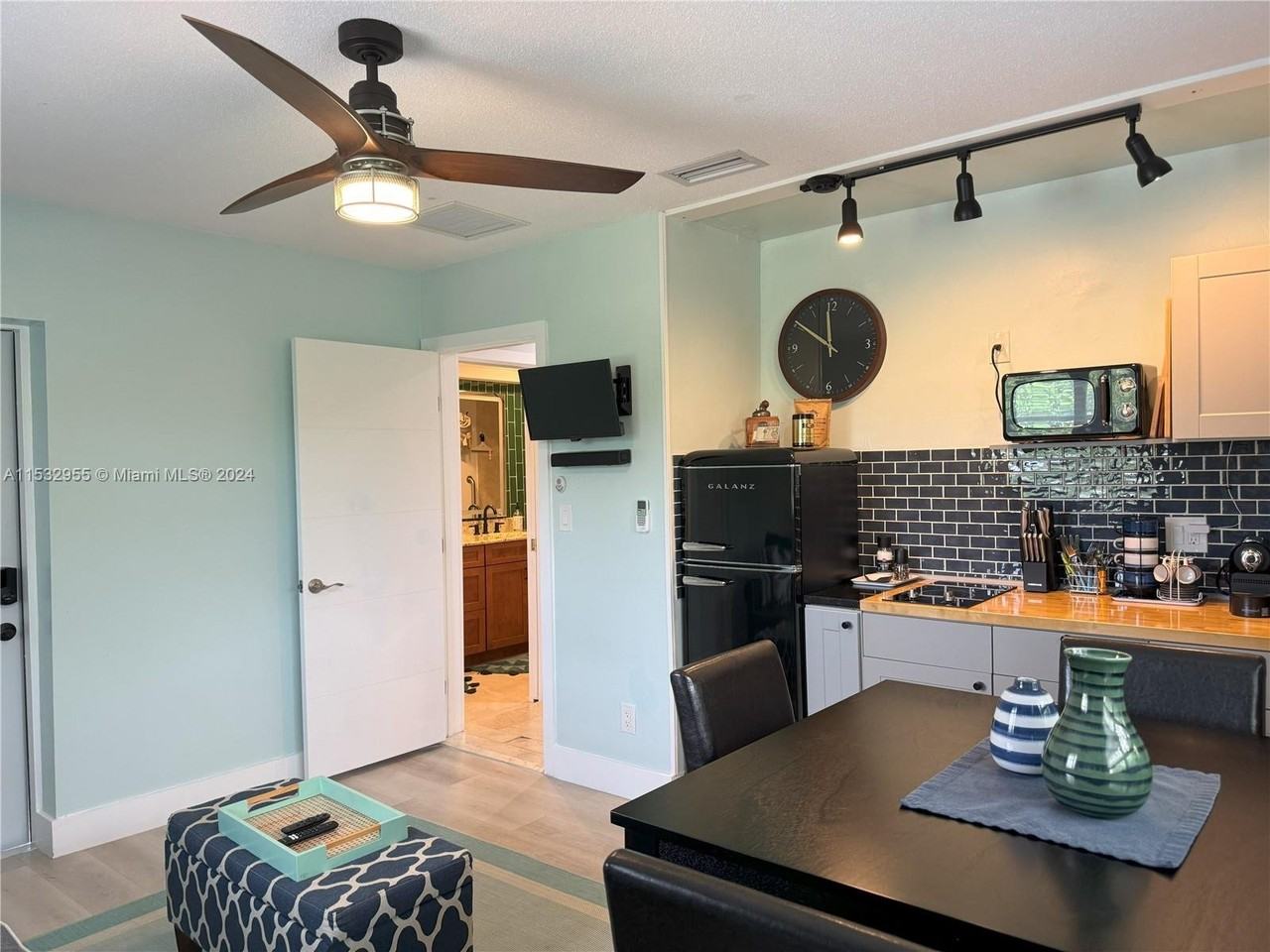 1681 Sw 55th Ave - Photo 2 of 8