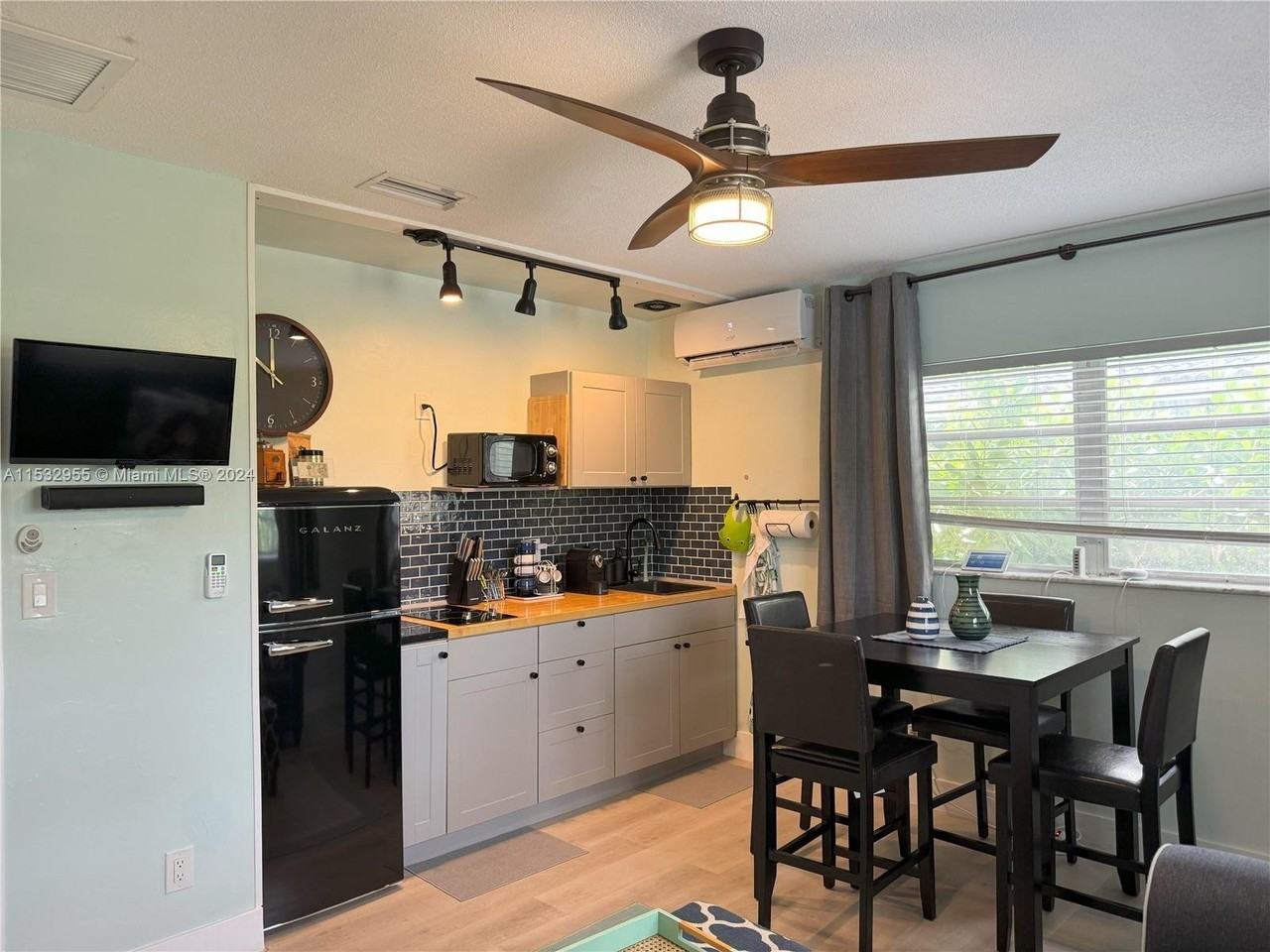 1681 Sw 55th Ave - Photo 3 of 8