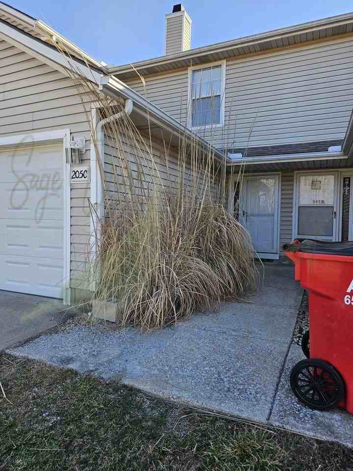 205 NE Dogwood Street - Photo 3 of 15