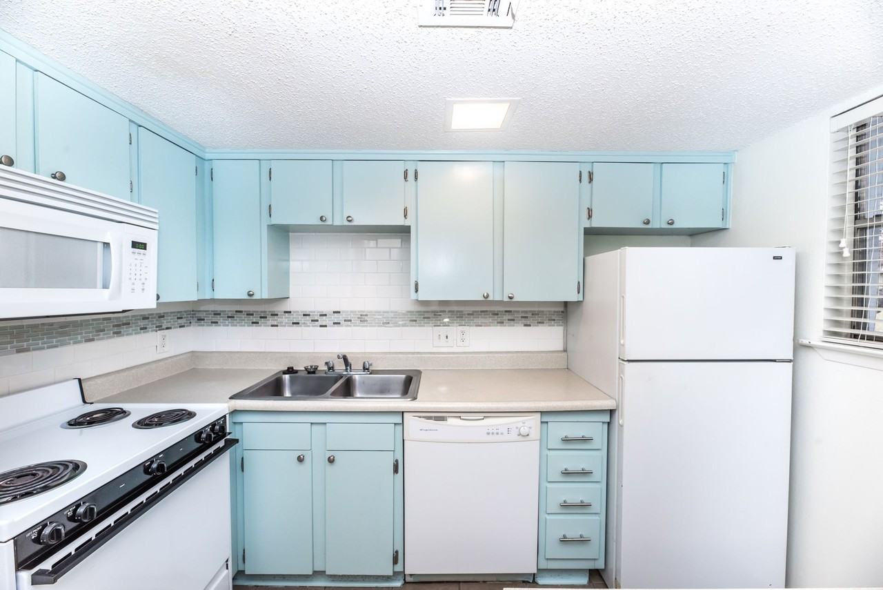 3405 Helms St - Photo 5 of 15