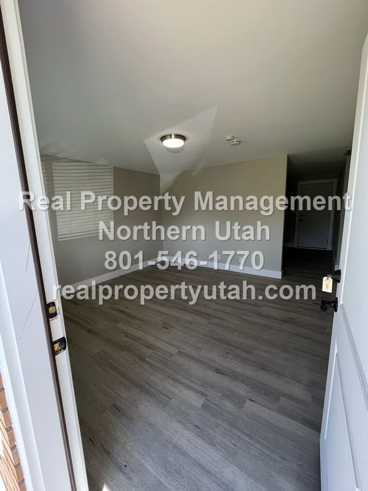 929 E Egan - Photo 2 of 28