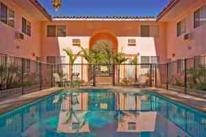 featured image of 405 E Oak St