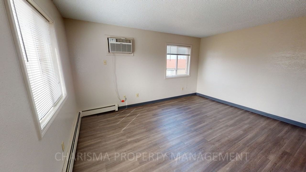 412 S Thompson Ave - Photo 2 of 18