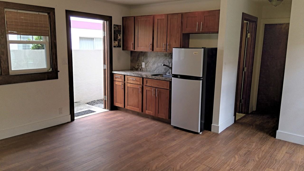 R00164 - Photo 2 of 8