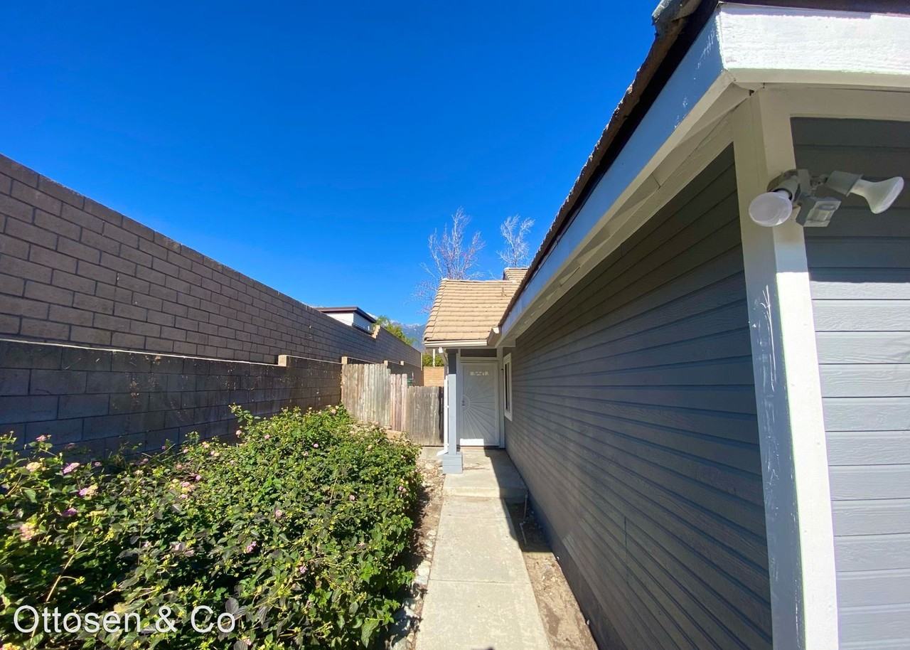 12254 Daisy Ct - Photo 2 of 24