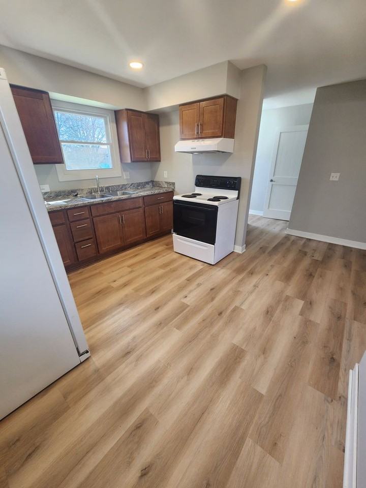 Duplex at 4335-4337 Meachem Road - Photo 3 of 12