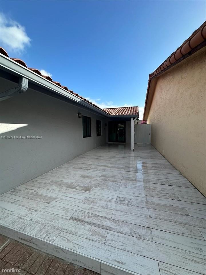 1647 Sw 136th Pl - Photo 2 of 27