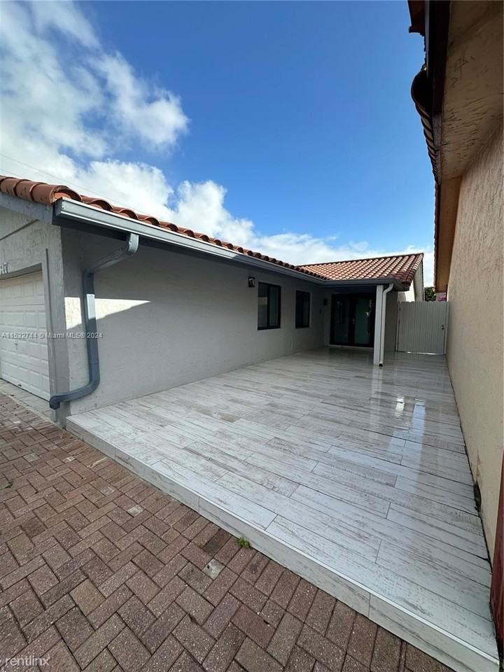 1647 Sw 136th Pl - Photo 3 of 27