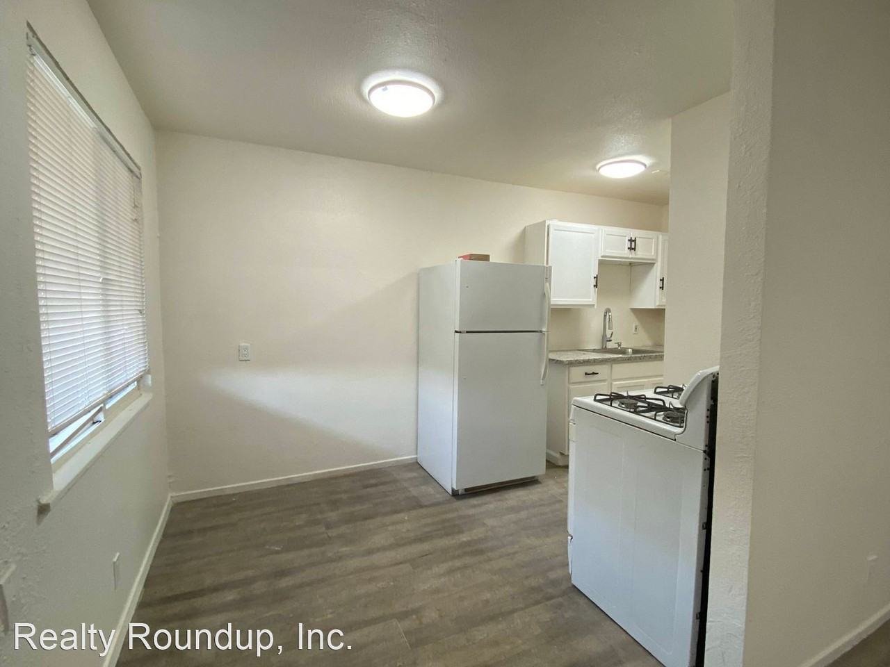 837 N Pilgrim St - Photo 3 of 11