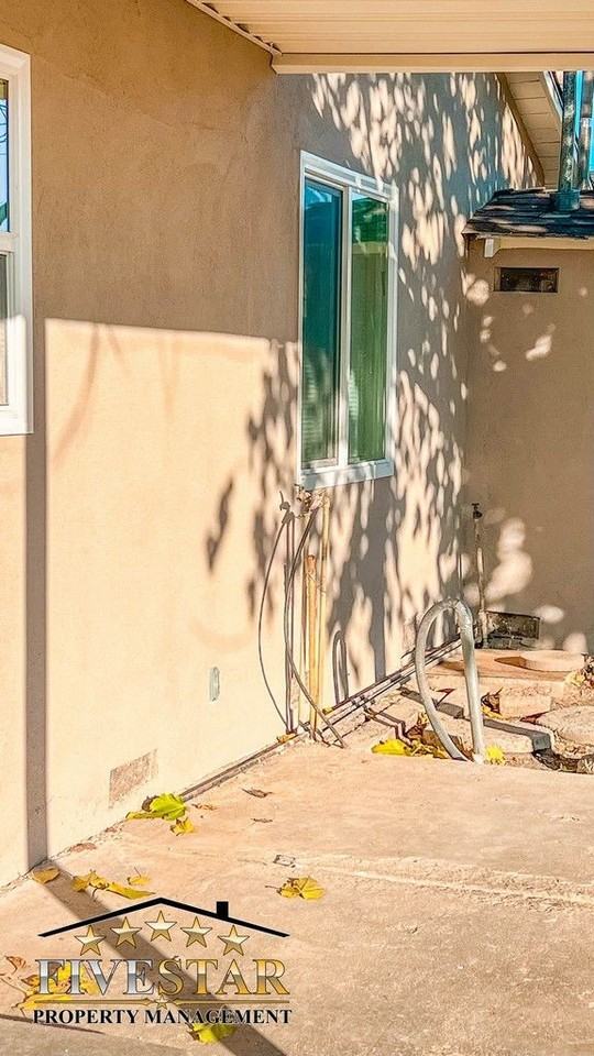 2300 S I St #B - Photo 3 of 15