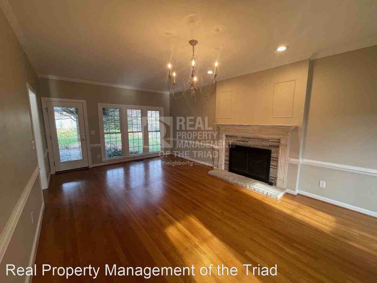 2424 Regents Park Ln - Photo 2 of 23