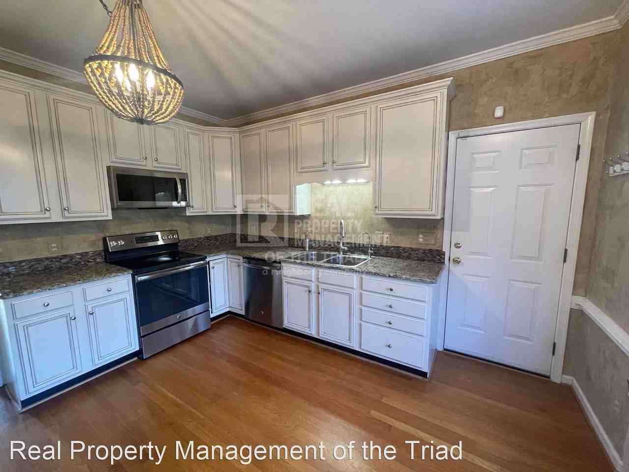 2424 Regents Park Ln - Photo 3 of 23