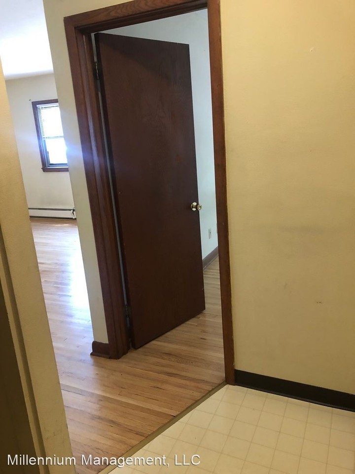 327 University Ave SE - Photo 3 of 35