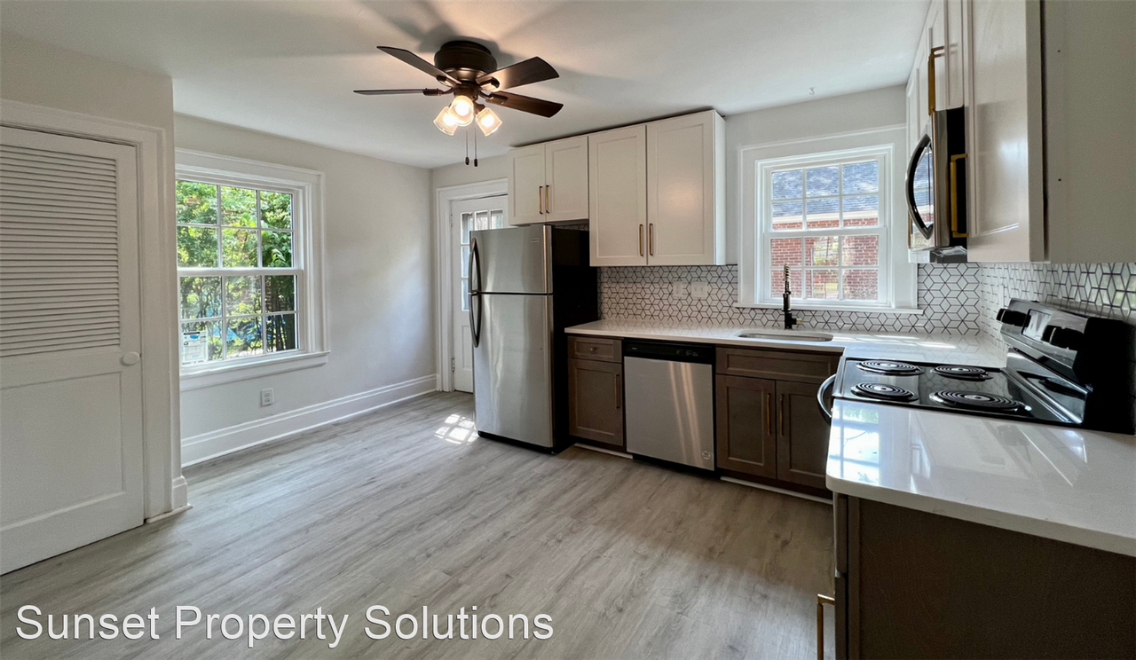 Stunning, Renovated Mariemont Townhomes Apartments 3909 Beech St