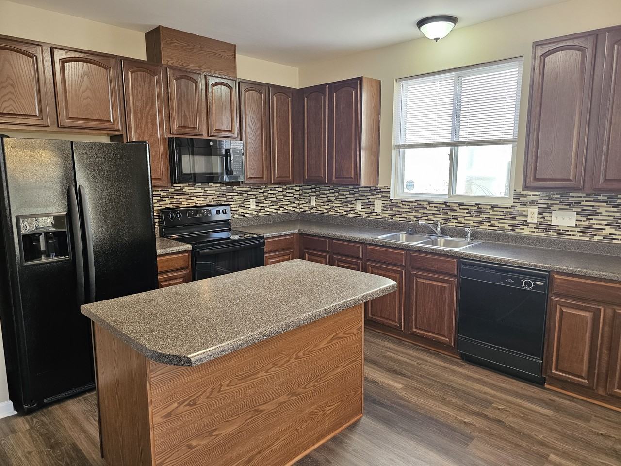 210 Knightwood Dr - Photo 2 of 31