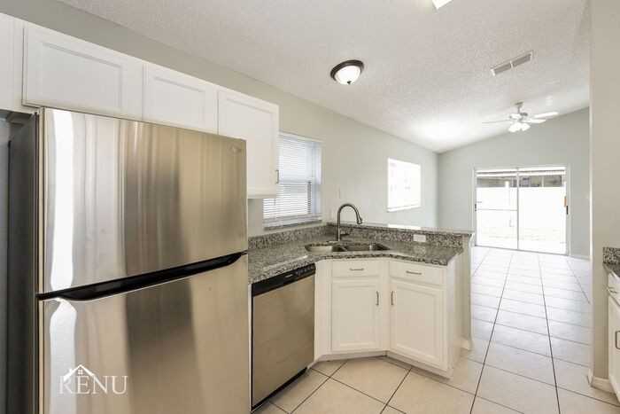 3102 Bellingham Dr - Photo 2 of 17