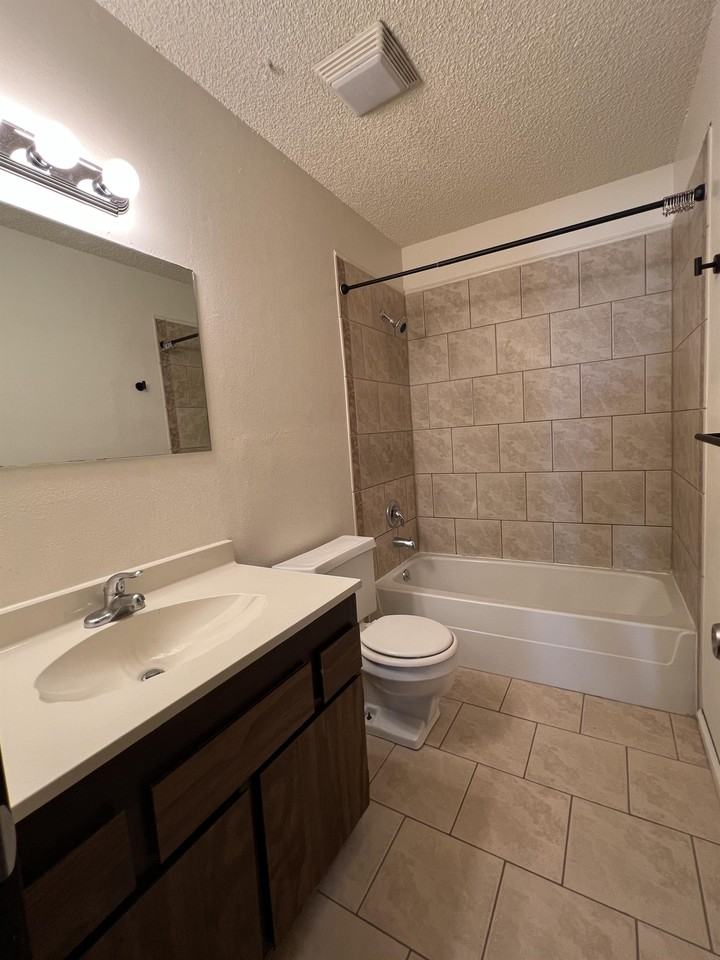 2212 N Campus Dr #4 - Photo 4 of 13