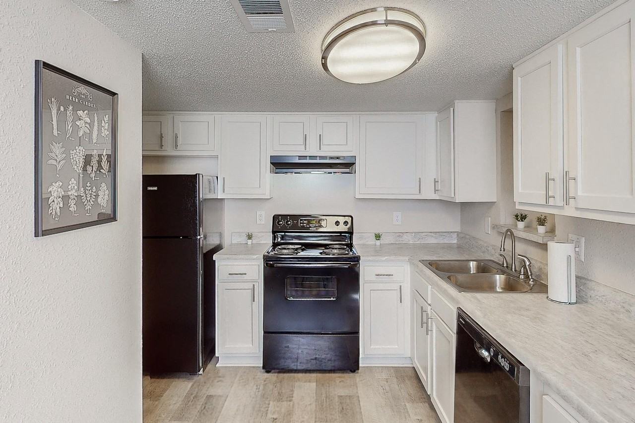 Richmond Circle Southeast - Photo 2 of 11