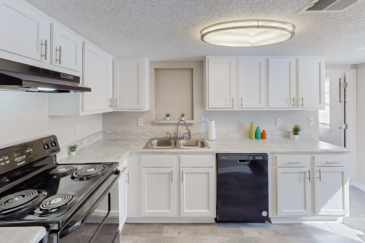 Richmond Circle Southeast - Photo 4 of 11