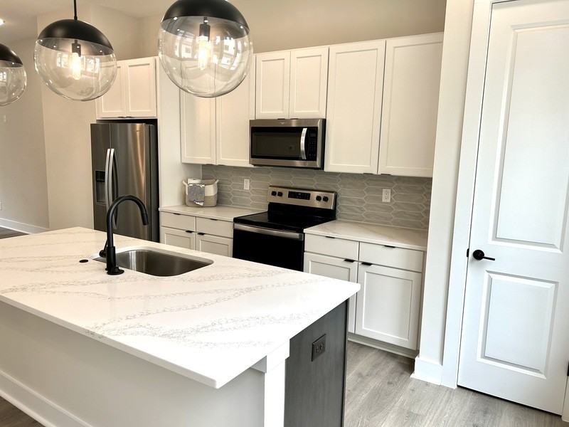 407 Strong Ave - Photo 3 of 19