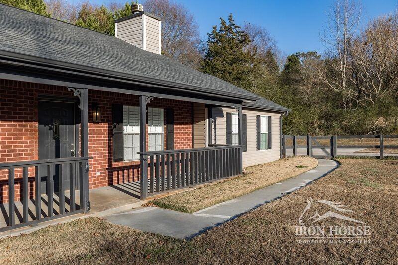 1030 Hunter Trl - Photo 2 of 28