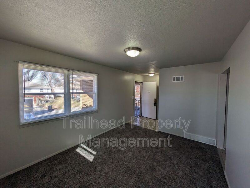 3327 S Oxford Ave #B - Photo 3 of 18