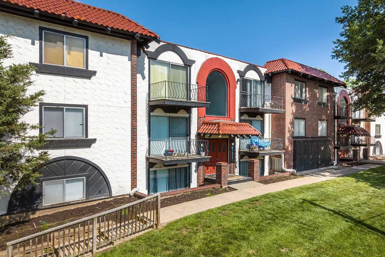 Riviera Apartments - Photo 4 of 28