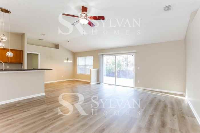 10184 Lancashire Dr - Photo 3 of 15